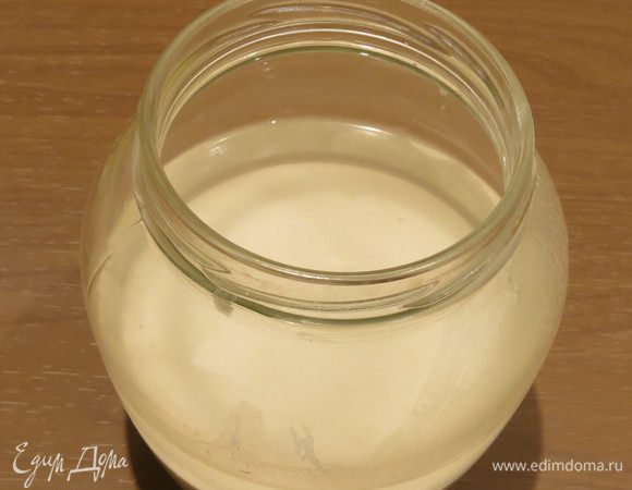 Закваску можно хранить в холодильнике, она еще расслаивается. 