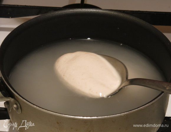 Заваривание кваса. В 400 мл воды растворяем 5 столовых ложек гущи.