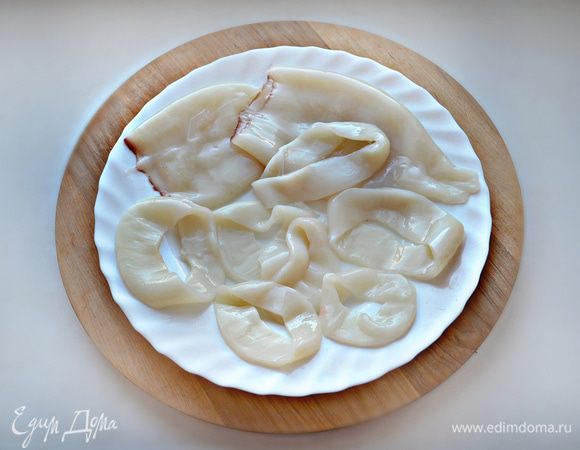 Кальмары разморозить, почистить и промыть. Нарезать кальмары (у меня 6 шт) кольцами шириной 0,8-1 см. Сбрызнуть лимонным соком.