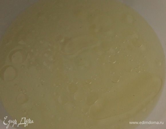 Подогреть сыворотку и воду до температуры около 38°C. Добавить соль, сахар  и растительное масло. Хорошо перемешать. 