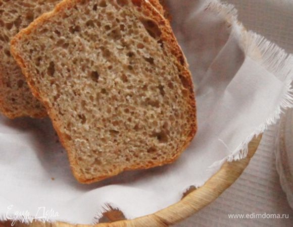 Хлеб получается мягкий, немного рассыпчатый, с тонкой хрустящей корочкой.