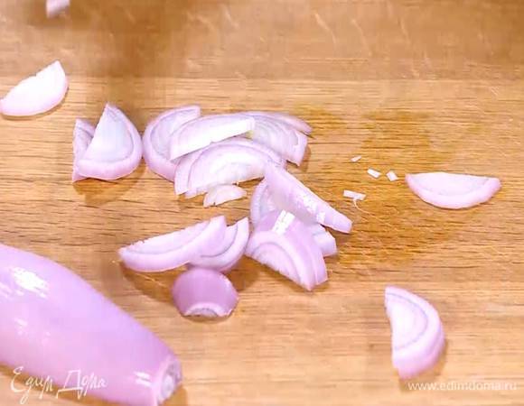 Шалот почистить и нарезать тонкими полукольцами.