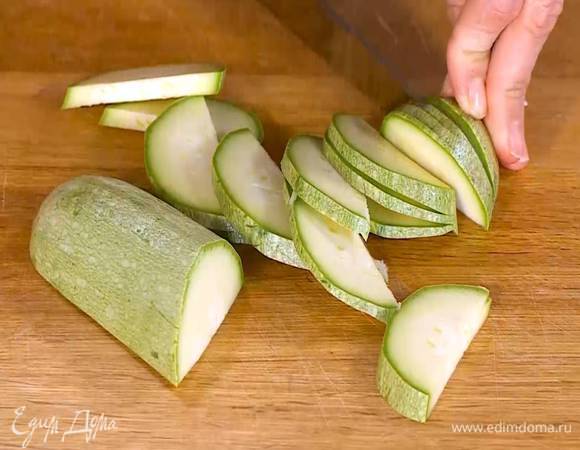 Кабачок нарезать тонкими ломтиками.
