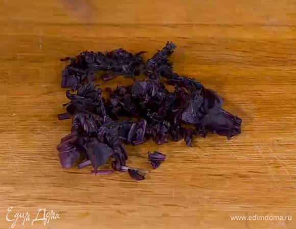 Реган мелко порезать и добавить в сковороду.