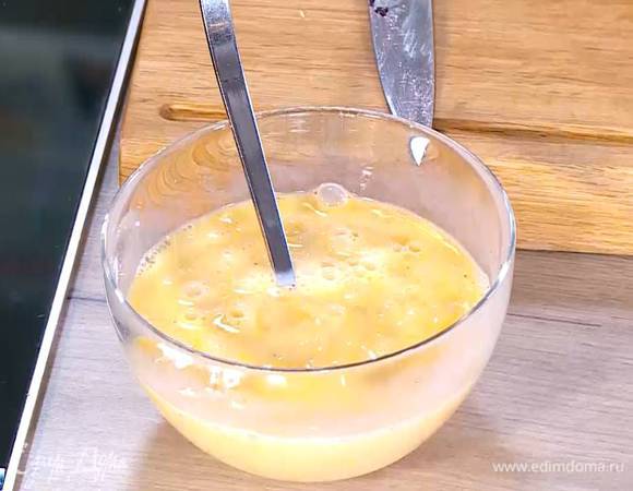 Яйца посолить, поперчить перемешать с молоком.