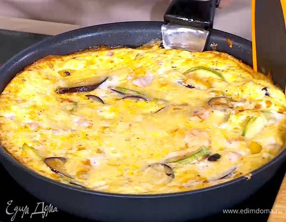 Дать краям фриттаты схватиться, затем отправить под разогретый гриль на 5 минут.