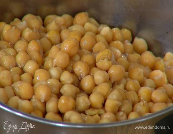 Нут замочить на ночь, затем отварить без добавления соли согласно инструкции на упаковке.