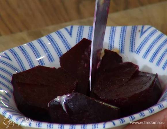 Свеклу завернуть в фольгу, поместить на противень с солью и запечь в разогретой духовке до готовности, затем почистить и порезать небольшими кусочками.