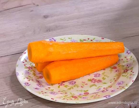 Морковь отварить, затем почистить и нарезать.