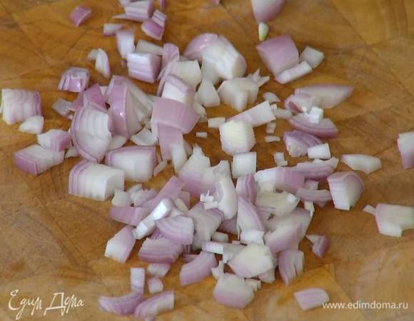 Шалот и чеснок почистить и мелко порубить.