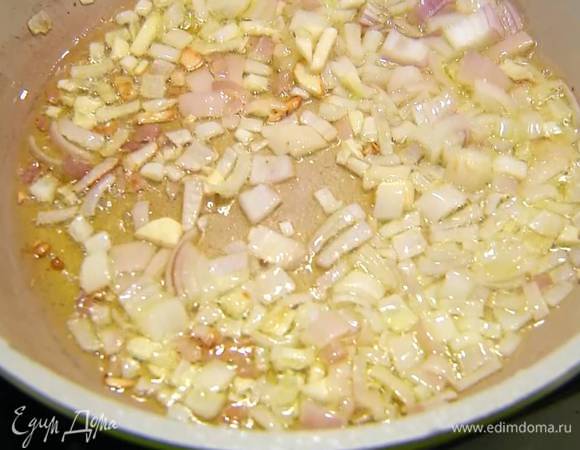 Разогреть в сковороде оливковое масло и обжарить лук с чесноком.