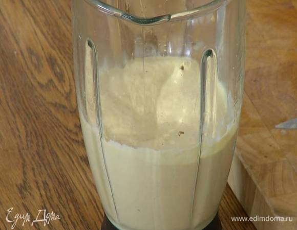 Готовый нут поместить в чашу блендера, влить лимонный сок, добавить пасту тахини, обжаренный лук с чесноком, зиру, немного посолить и все взбить. Не выключая блендера, влить немного холодной кипяченой воды и взбить все в однородную массу.