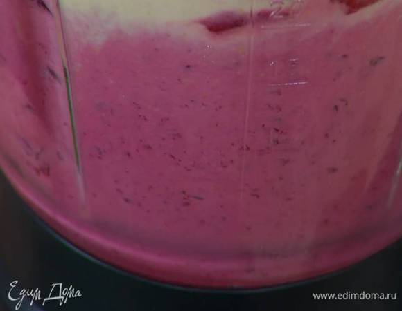 Хумус разделить на три части, одну часть оставить в блендере, добавить порезанную свеклу, посолить, влить немного оливкового масла Extra Virgin и все взбить.