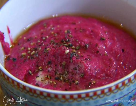 Свекольный хумус выложить в пиалу, сбрызнуть оливковым маслом Extra Virgin и поперчить.