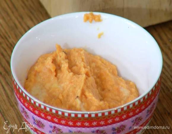 Вторую часть хумуса поместить в чистый блендер, добавить морковь, влить немного оливкового масла Extra Virgin и взбить в однородную массу.