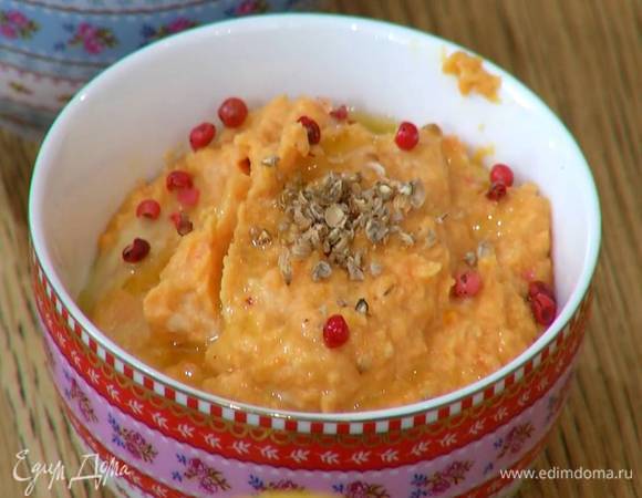 Морковный хумус выложить в пиалу, посыпать кориандром, розовым перцем и полить оставшимся оливковым маслом Extra Virgin.