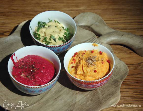 Кинзу мелко порубить и посыпать оставшийся хумус.