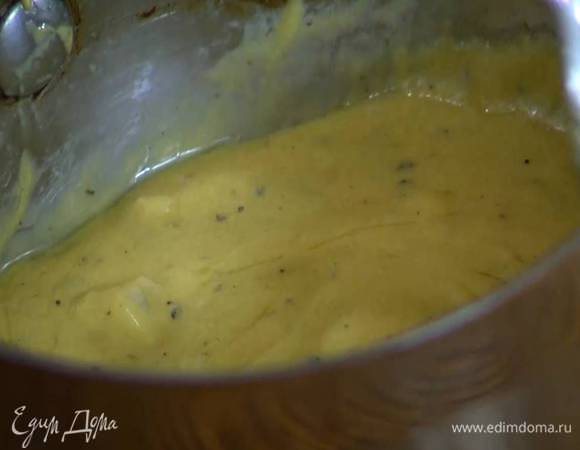 Приготовить дижонский соус: сливочное масло и чеснок поместить в небольшую кастрюлю и растопить на медленном огне, затем добавить горчицу, соль, перец и все перемешать.