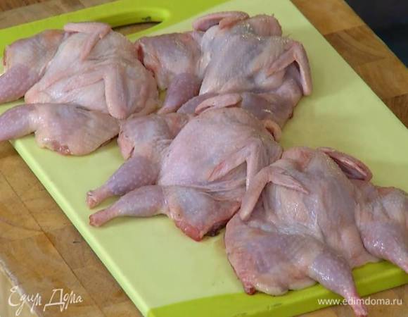 Тушки перепелок вымыть, высушить бумажным полотенцем и разрезать по хребту.