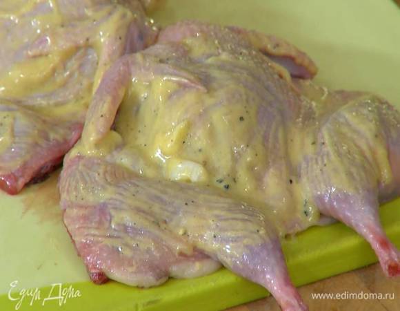Распластать тушки на рабочей поверхности кожей вверх и смазать дижонским соусом.