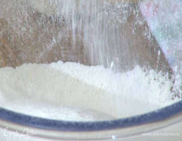 Перемешать 225 г муки с содой, ванильным сахаром, разрыхлителем и просеять все через сито.
