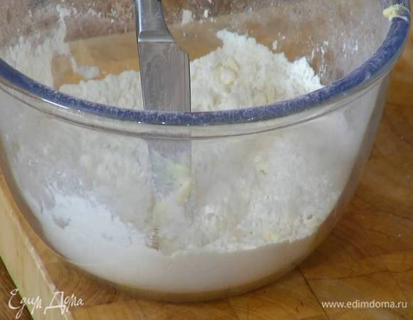 Предварительно размягченное сливочное масло добавить к муке, слегка посолить и порубить ножом в крошку.