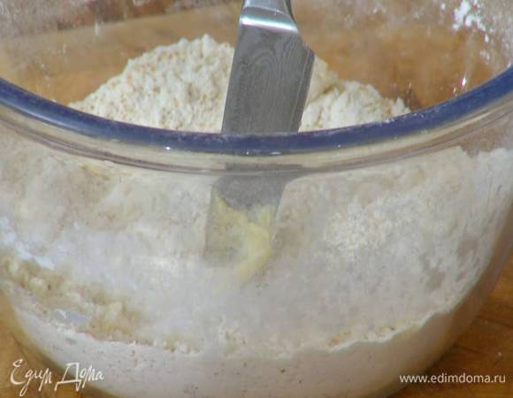 Добавить коричневый сахар и все перемешать.