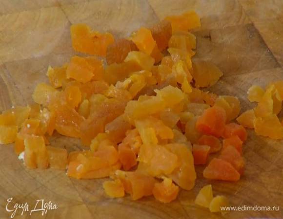 Курагу порезать маленькими кусочками и добавить в тесто.