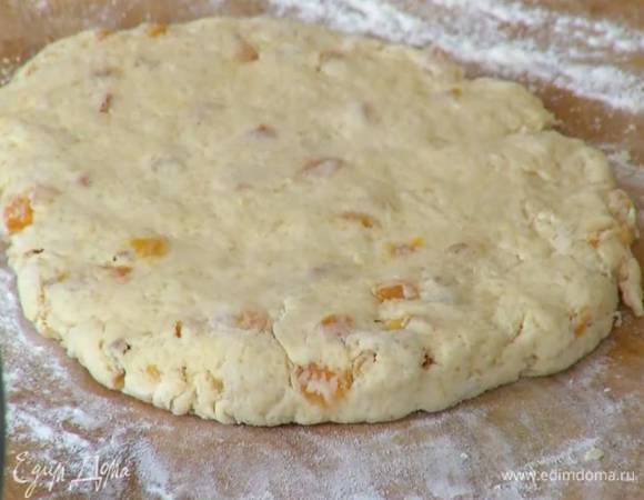 Рабочую поверхность присыпать оставшейся мукой, выложить тесто и сформировать пласт толщиной 2 см.