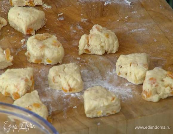 Любой формочкой вырезать из теста небольшие булочки.