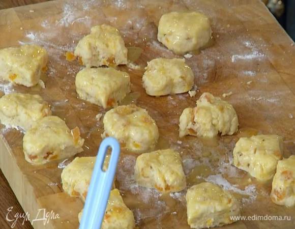 Желток перемешать с оставшимся молоком и щепоткой соли и смазать булочки.