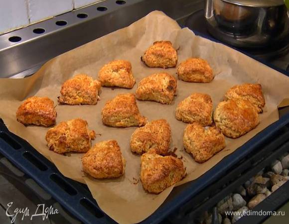 Противень выстелить бумагой для выпечки, выложить булочки и выпекать в разогретой духовке 18 минут.