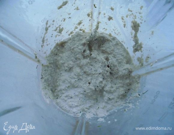 Взбить в блендере. Наш вкуснейший майонез готов! Если будет густо, подлить ещё немного воды. Должна получиться однородная масса средней густоты. Обязательно пробуйте на вкус, если не хватает горечи, добавьте горчицы, не хватает кислоты—добавьте лимонного сока и т. д. 
В принципе, в этом рецепте можно обойтись и без оливкового масла, чеснока и зелени, но, на мой взгляд, без них майонез получается довольно пресный, поэтому я их добавляю и вам советую!