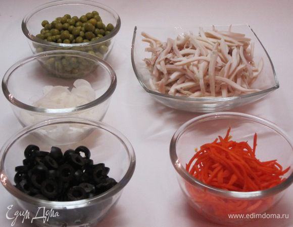 Нарезать длинной соломкой, лук нарезать тонкими полукольцами, маслины нарезать колечками, горошек отцедить.
