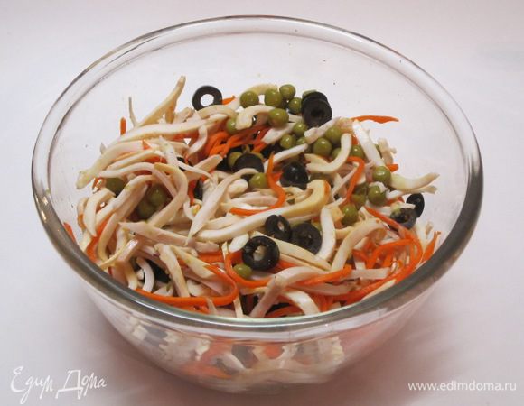 Сложить в большой салатник кальмары, лук, морковь по-корейски, зеленый горошек, перемешать.