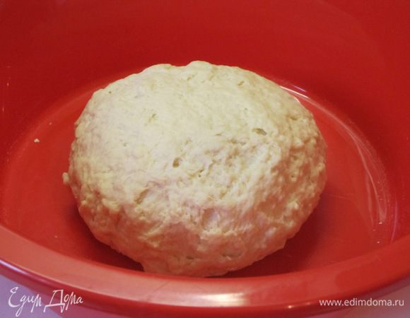 Замесить тесто, оставить на 1,5-2 часа в теплом месте, накрыв пищевой пленкой.