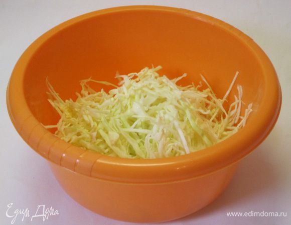 Для начинки капусту мелко нашинковать.
