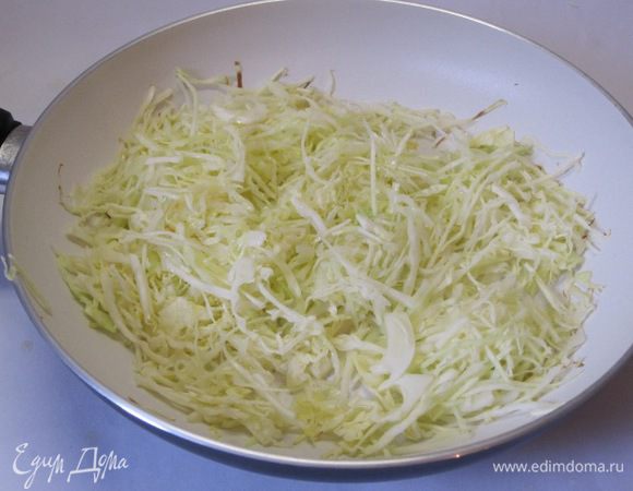 Выложить на сковороду с 3 столовыми ложками разогретого растительного масла.