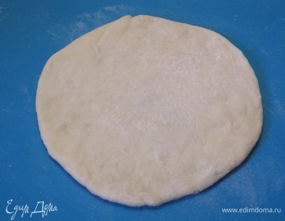 Каждую часть теста раскатать в небольшую лепешку.