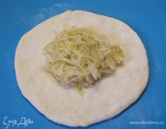 На лепешку выложить тушеную капусту.