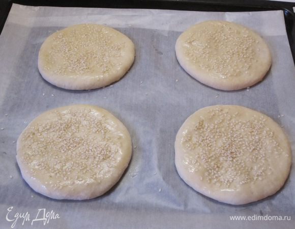 Смазать лепешки растительным маслом и посыпать кунжутом.