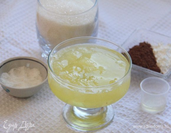 Для безе: 5 яичных белков комнатной температуры,  щепотка соли, 220 г сахарного песка, 1 ст. л. какао, 1 ч. л. яблочного или винного уксуса, 1 ст. л. картофельного или кукурузного крахмала, 50 г фиников, 50 г грецких орехов, 50 г мягкого чернослива.