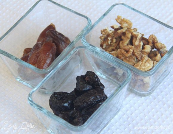 Мелко порубить финики, орехи, чернослив.