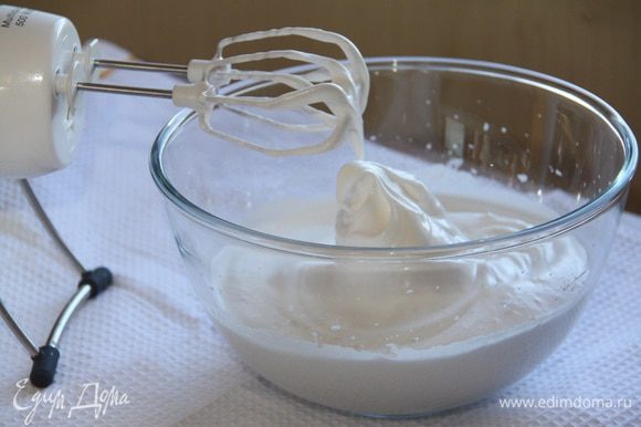 Взбить белки с щепоткой соли и уксусом до пышной пены. Постепенно ввести сахар. Взбивать до устойчивых пиков.