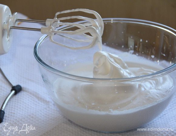 Взбить белки с щепоткой соли и уксусом до пышной пены. Постепенно ввести сахар. Взбивать до устойчивых пиков.