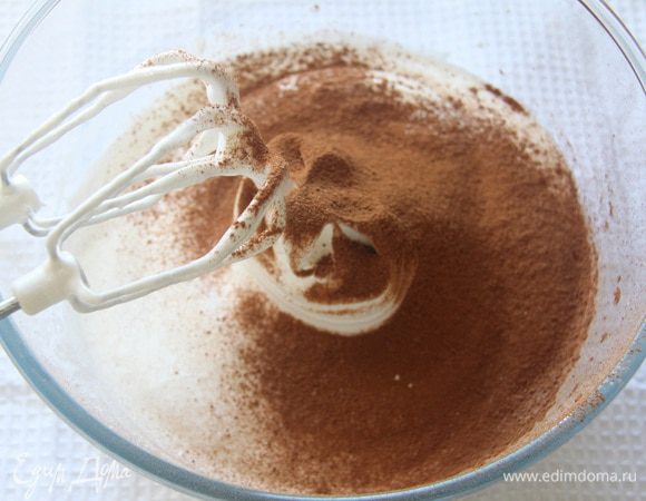 Просеять в белковую массу какао-порошок и крахмал.
