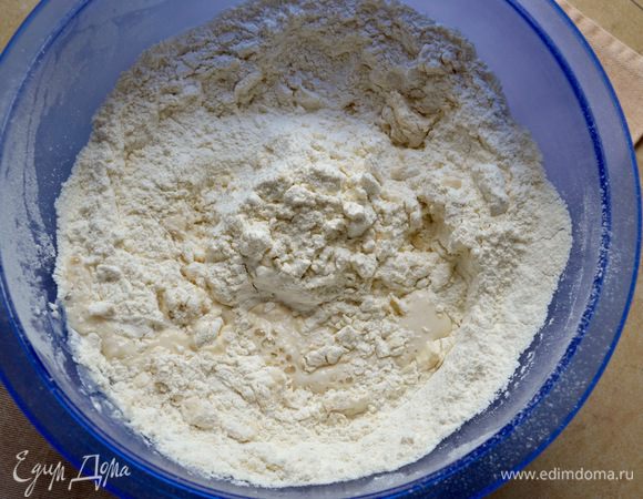 Перелить дрожжевую смесь в большую миску и добавить просеянную муку и соль. Муку всыпайте частями, т.к. в зависимости от ее качества, муки может потребоваться чуть меньше.