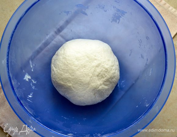 Быстро замесить тесто. Как только тесто соберется в шар, добавить 1 ст. л. растительного масла и собрать тесто в колобок. И вот здесь меня выручил "секретный" способ возможности дать тесту быстро подняться, предложенный автором! Будем ставить тесто на расстойку в микроволновку, предварительно подогрев там 100 мл воды в банке (стакане). Таким образом, создается необходимое для подъема теста тепло. Удивительно, но на этот процесс уйдет всего 20-25 минут.