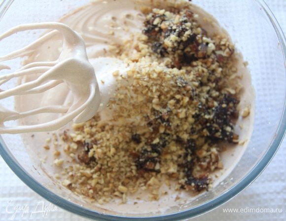 Добавить орехи и сухофрукты, аккуратно перемешать.
