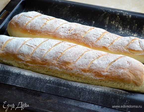 Готовые багеты остудить и наслаждаться свежеиспеченным домашним хлебом.